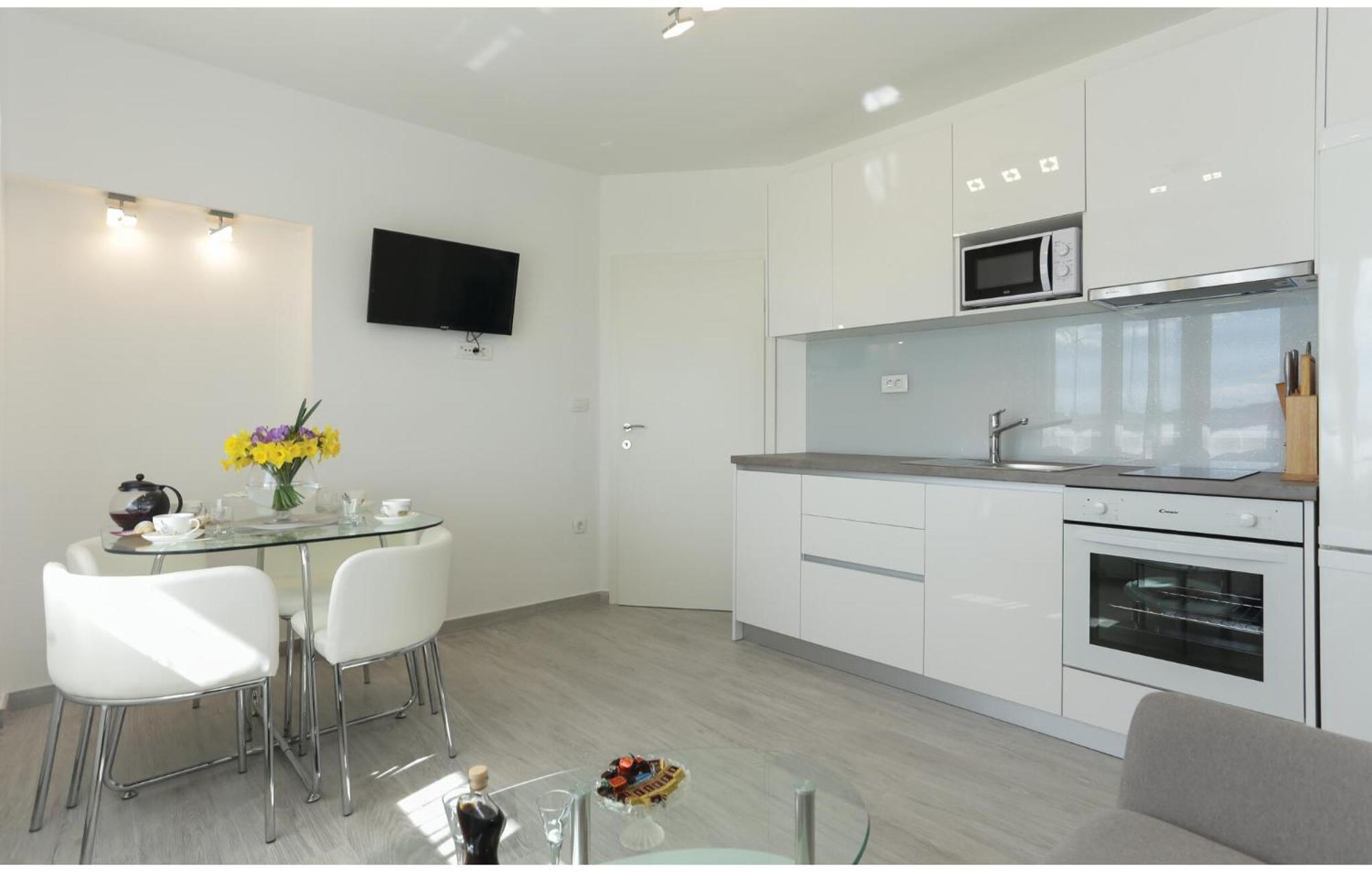 Cozy Apartment In Solin With Kitchen Exterior foto